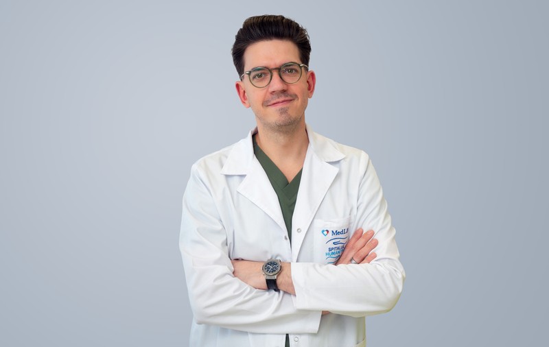 [Oameni Fericiți. Medici Buni] Dr. Maximilian Muntean, medic chirurg plastician la MedLife Humanitas: „E mai important ca orice să fii un om care vorbește de la egal la egal cu orice pacient”