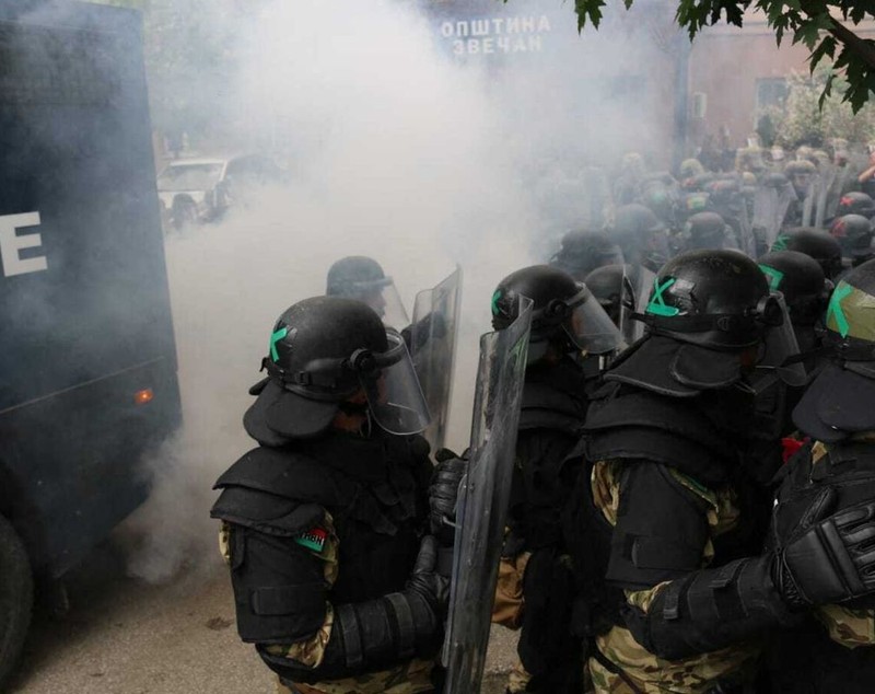 Militari NATO și protestatari sârbi, răniți în confruntările din Kosovo. SUA și UE fac apel la calm, Belgradul și-a plasat armata în alertă