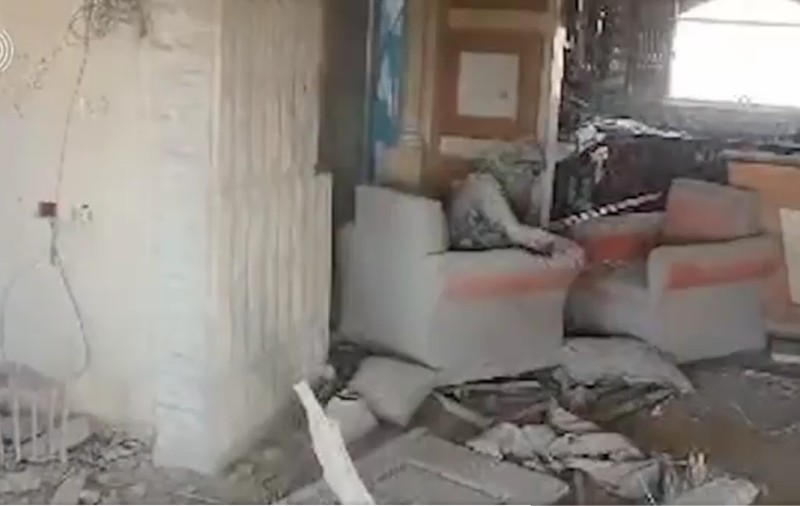 Ultimele clipe ale liderului Hamas. Yahya Sinwar, filmat cu drona chiar înainte să fie ucis de israelieni | VIDEO