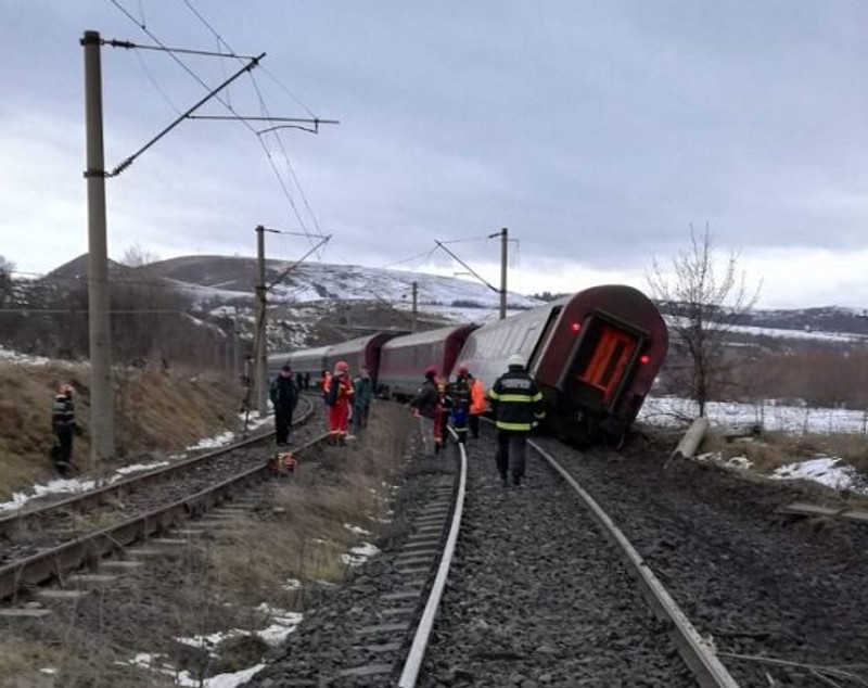 UPDATE: Zeci de călători din trenul deraiat în județul Hunedoara, preluați de rude cu mașinile / FOTO