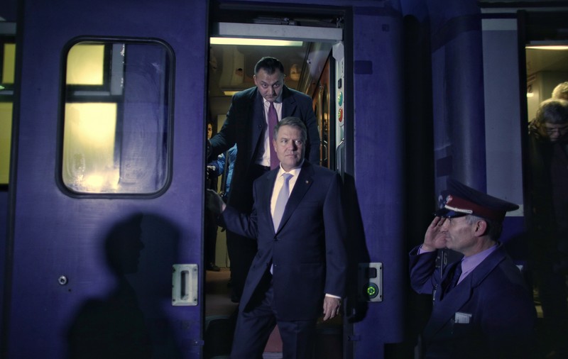 FOTO&VIDEO/ Președintele Klaus Iohannis a mers cu trenul la Ploiești: „Am vrut să văd cum se circulă și a fost în regulă”. Cât a dat pe bilet