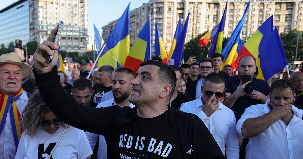Reprezentanti si simpatizanti ai partidului AUR protesteaza in Bucuresti