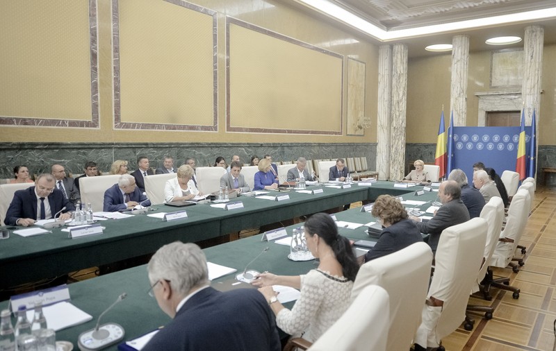 Premierul, avertisment către miniştri, după scandalul Ordonanţei pe justiţie: "Să organizeze consultări cu toate părţile interesate, din timp, înainte să propună acte normative"