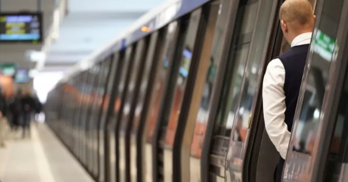 Un mecanic de tren care privește pe peron.