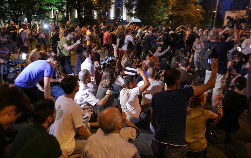 UPDATE. Protest în Piața Victoriei față de adoptarea CPP. Oameni amendați și îmbrânceli cu jandarmii (Foto&Video)
