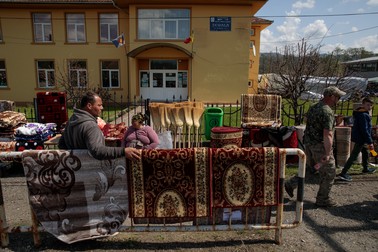 Tot satul s-a transformat într-un târg în aer liber Foto: Vlad Chirea