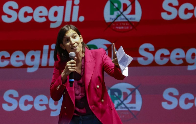 Elly Schlein, o militantă de stânga, devine prima femeie la șefia Partidului Democrat italian și principala rivală a lui Meloni