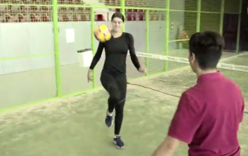 Sorana Cîrstea a jucat fotbal, la Madrid. S-a ”încălzit” pentru meciul din turul doi / VIDEO