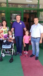 Maya și Ingrid Costache, alături de părinți, dar și de Iulian Mihăilă (mijloc), președintele Ligii Legendelor