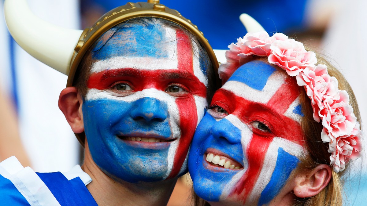Suporteri ai Islandei, zâmbind înaintea meciului istoric cu Anglia de la Euro 2016. (FOTO: EPA)