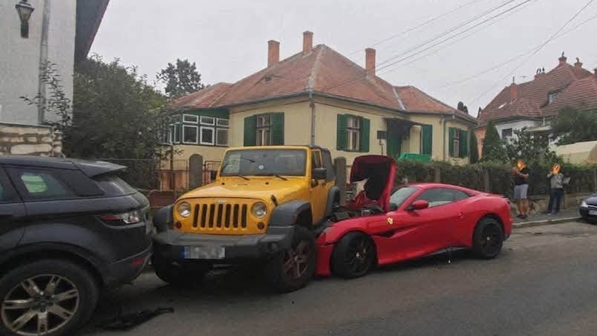 Un Ferrari roșu a lovit un Rubicon galben și a rămas blocat sub mașina de teren.