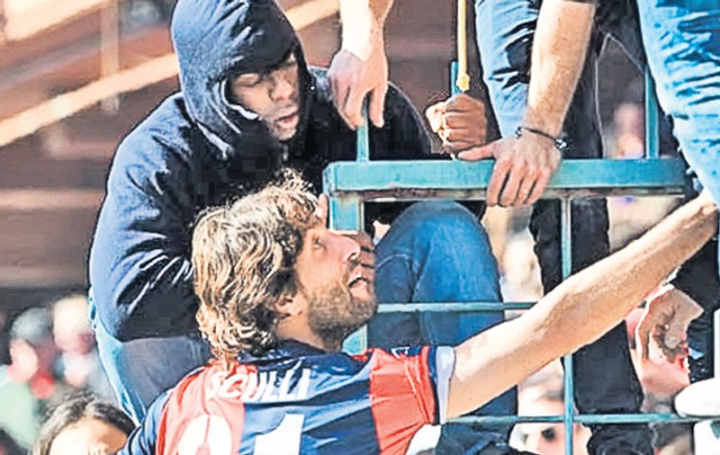 Giuseppe Sculli a fost singurul jucător al lui Genoa care nu şi-a predat tricoul fanilor ce au întrerupt meciul cu Siena