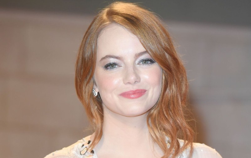Emma Stone s-a plâns că rochiile de epocă purtate într-un film i-au dislocat organele interne
