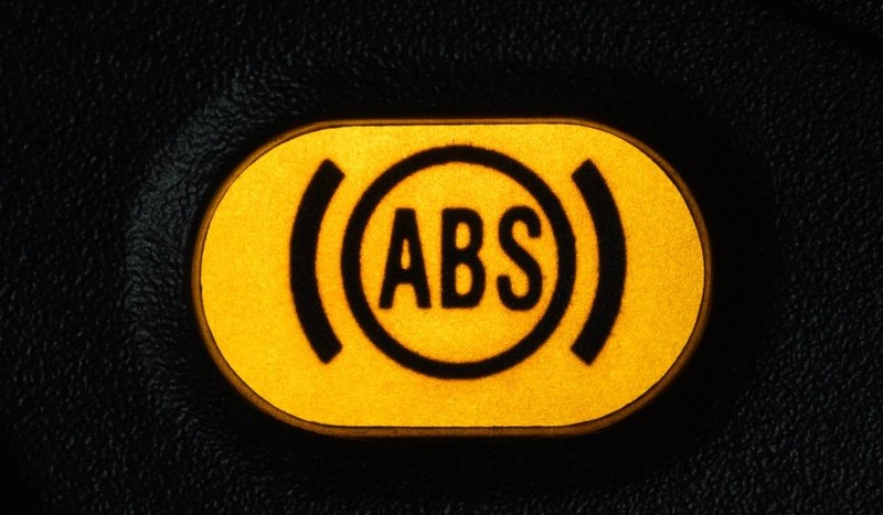 Martor luminos al sistemului antiblocare a roților - ABS pe bordul mașinii. Sursă foto: Shutterstock