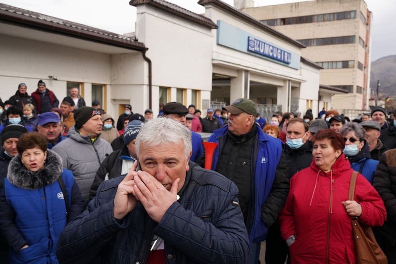Sorin Tomescu a lucrat și el în fabrică, dar acum e doar lider de sindicat. Deși e reprezentantul lor la discuții, muncitorii nu s-au sfiit să-l huiduie copios în ultima săptămână pe Tomescu.