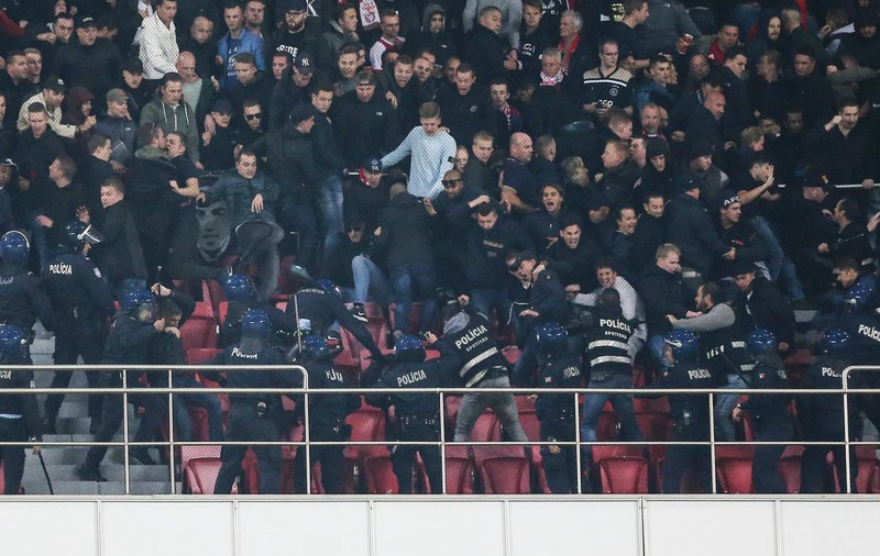 Incidente violente la Lisabona între polițiști și fanii echipei Ajax / GALERIE FOTO&VIDEO
