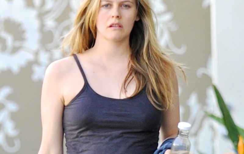 Actriţa Alicia Silverstone a pozat însărcinată pe coperta revistei Vogue