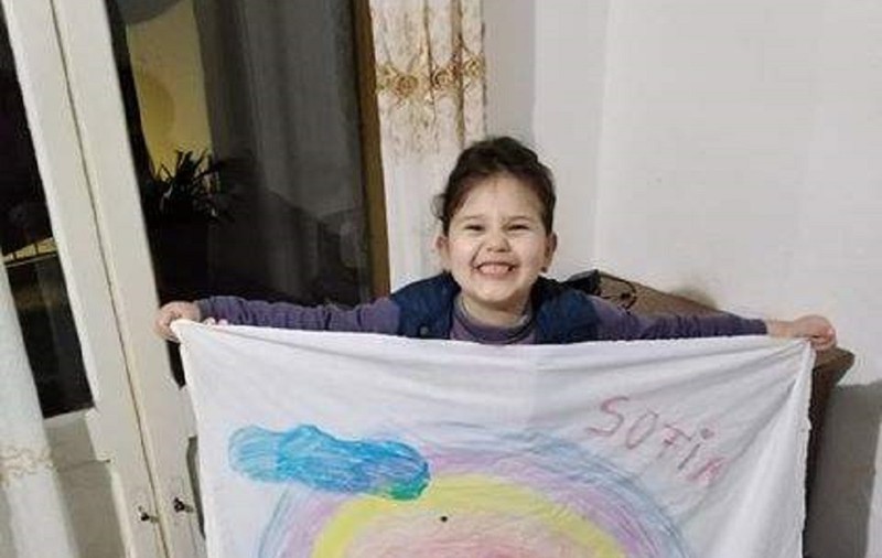 Izolată în casă, în Italia, o fetiță româncă a transmis un mesaj emoționant. "Fii tare, România mea"