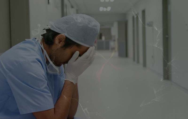 Un asistent medical din Timișoara a crezut că este doctor și și-a deschis acasă un cabinet medical clandestin, însă a fost vizitat de mascați