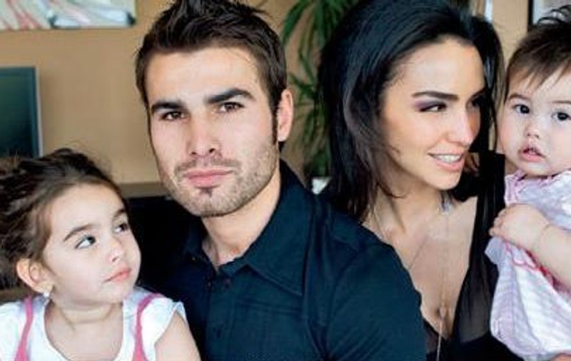 Mutu, cu familia la Liverpool