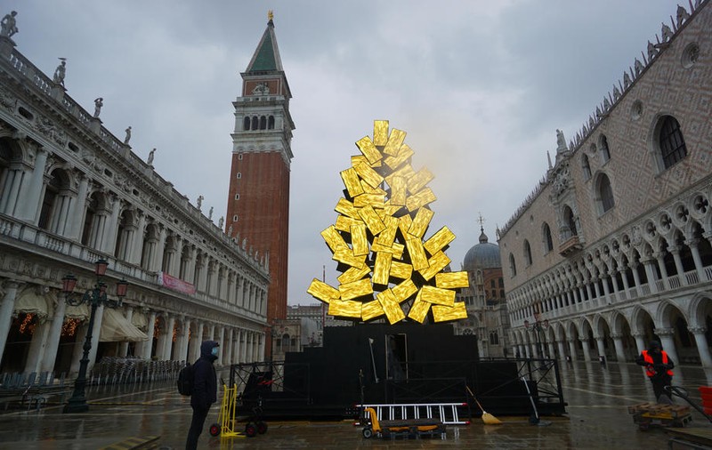 VIDEO | Un brad de Crăciun digital a fost amplasat în Piața San Marco din Veneția