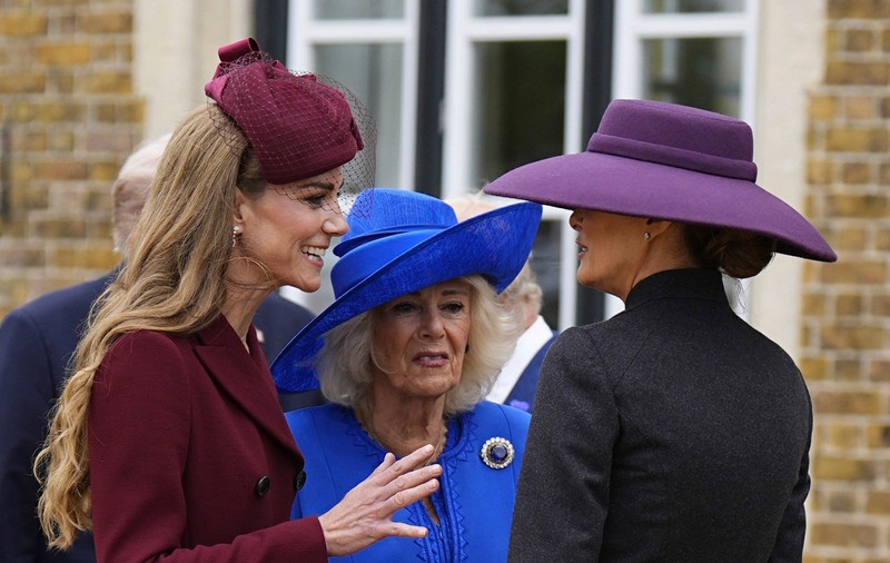 Duelul ținutelor dintre Kate Middleton și Melania Trump. În timp ce prințesa de Wales a purtat o rochie de 2.330 lire sterline, prima doamnă a ales un costum haute couture