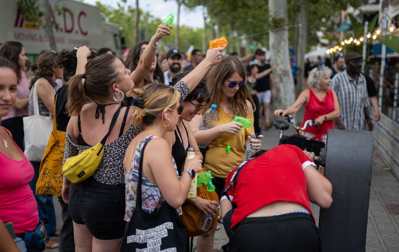 Spaniolii „au atacat” turiştii cu pistoale cu apă: „Nu suntem de vânzare. Plecați acasă!” | VIDEO