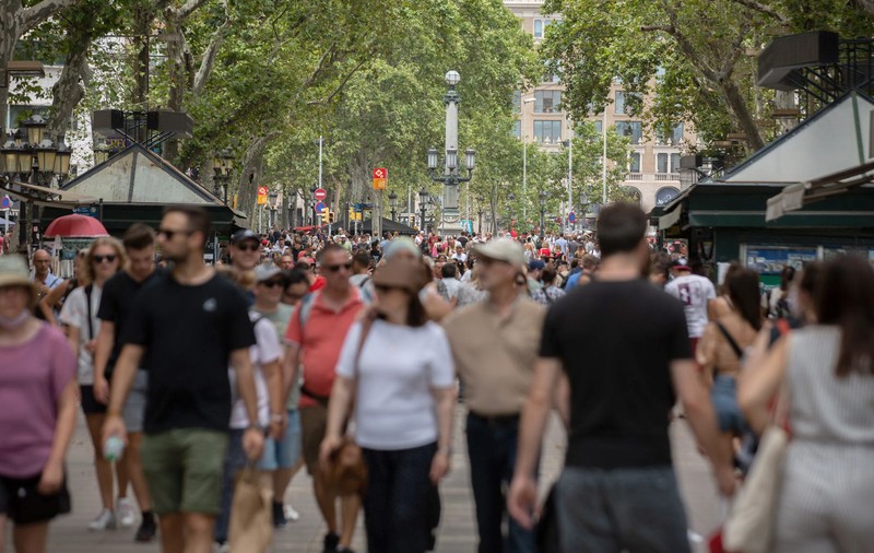 Bărbații europeni, chiar dacă trăiesc mai puțin, au câteva luni de viață sănătoasă în plus față de femei. Situația în România | Studiu Eurostat