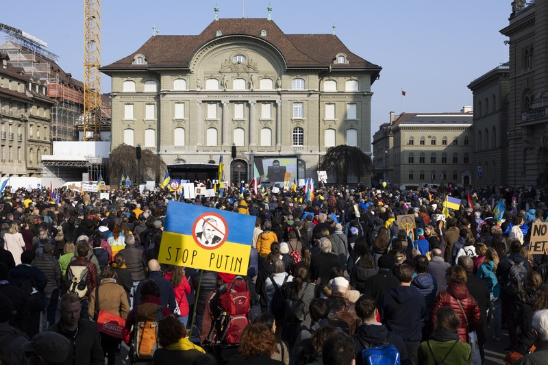 Volodimir Zelenski s-a adresat mulțimii de protestatari antirăzboi, la Berna. Foto: Profimedia