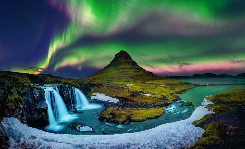 Aurora Boreală e un spectacol de culori. Cerul Islandei arată fabulos!