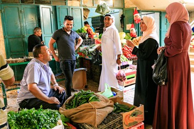 O familie tradițională de arabi la cumpărături într-o piață din Betleem