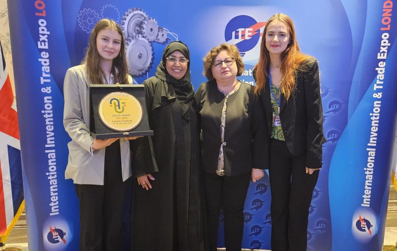 Medalie de aur la Salonul de inventică ITE din Londra pentru două eleve din Suceava. Dispozitivul creat a stârnit admirația juriului