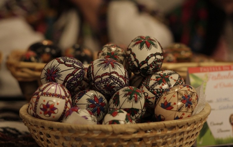 TRADIŢII ROMÂNEŞTI | Ouă încondeiate, cu mărgele sau pictate, pentru Sărbătorile de Paşte