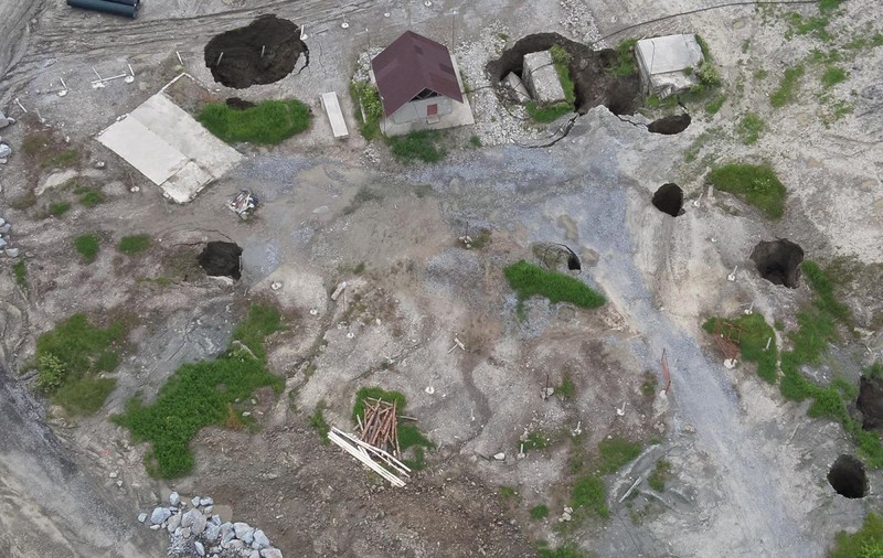 Situația de la Salina Praid se înrăutățește: 700 de metri cubi de rocă s-au prăbușit, fisuri mari pe drumul tehnologic
