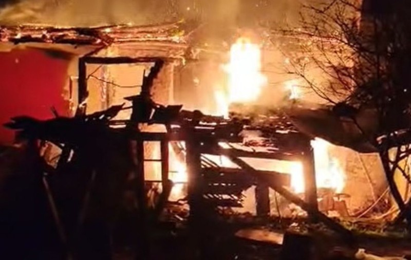 O femeie însărcinată din Hunedoara a rămas blocată în propria casă, după izbucnirea unui incendiu. Pompierii au fost nevoiți să defrișeze zona pentru a o salva