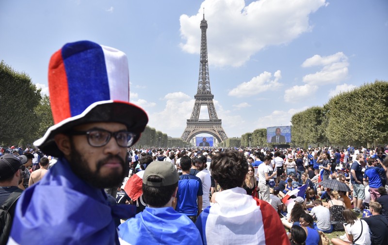 Fanii Franței și ai Croației așteaptă cu sufletul la gură finala Cupei Mondiale | GALERIE FOTO