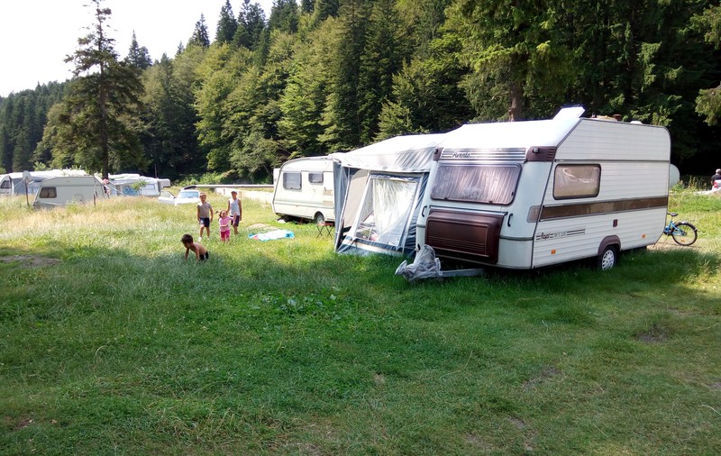 Fug de caniculă! Sute de români stau cu lunile în rulote, pe Valea Cerbului