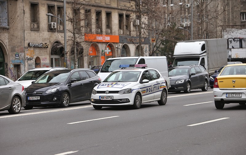 Doi tineri au fost înjunghiaţi lângă o școală din sectorul 2. Agresorii sunt căutați de poliție