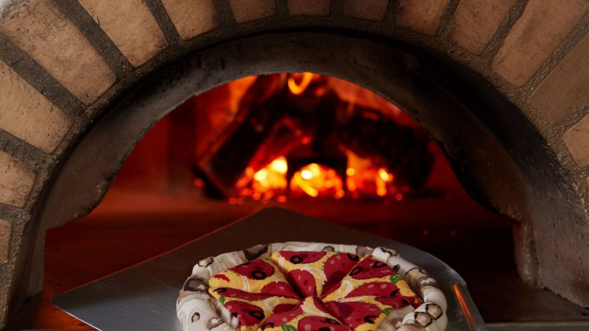 Pizza hawaiană, proaspăt scoasă din cuptor