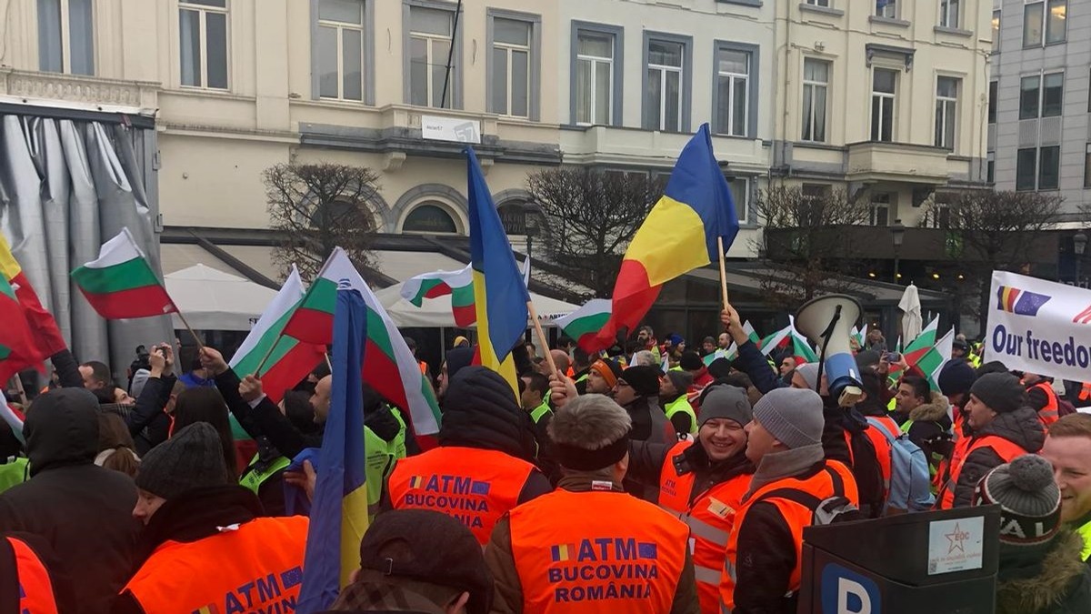 FOTO/ Protest al transportatorilor din România, Bulgaria și Polonia în fața Parlamentului European. Jumătate sunt din Suceava