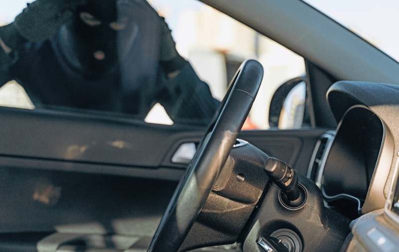 Cinci bărbați au dat mai multe spargeri în Arad: au furat cabluri și motorină din rezervoarele unor camioane și au condus fără permis
