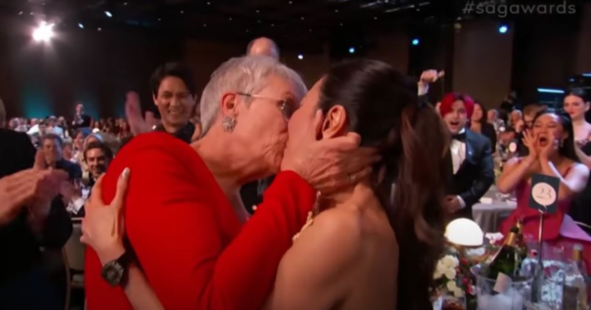 Actrițele Jamie Lee Curtis și Michelle Yeoh s-au sărutat