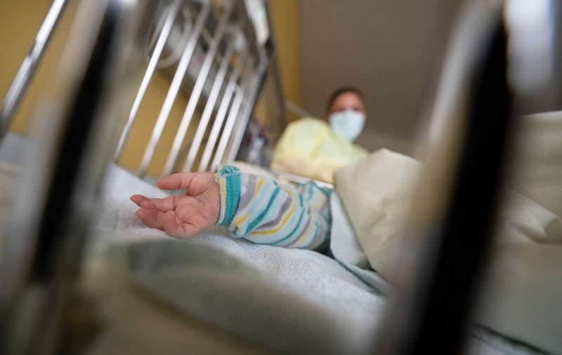 Lipsă „catastrofală” de paturi de pediatrie în Germania, după un val de infecții respiratorii: „Copiii mor pentru că nu îi mai putem trata”