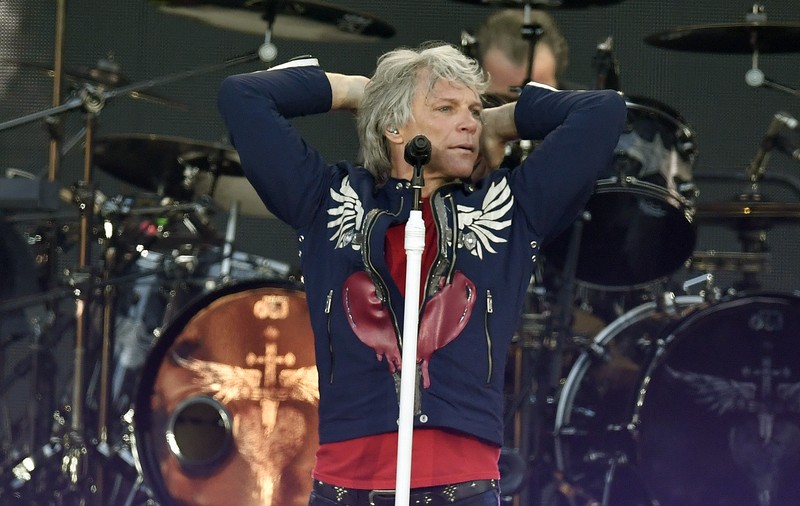 Cântăreții Jon Bon Jovi şi Bryan Adams s-au infectat cu COVID. În ce stare se află