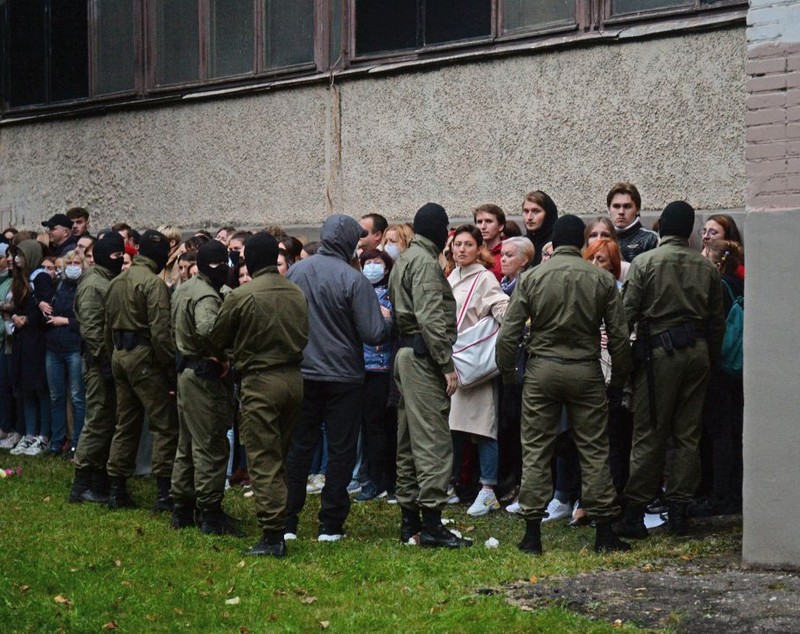 Protestatare vs mascații lui Lukașenko. Imaginile din Minsk care au făcut înconjurul lumii