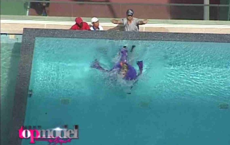 Una dintre concurentele Next Top Model a plonjat în piscină cu o rochie Cătălin Botezatu