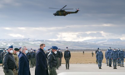 Klaus Iohannis, la Baza 71 Aeriană „General Emanoil Ionescu” din Câmpia Turzii, județul Cluj. Foto: Administrația Prezidențială