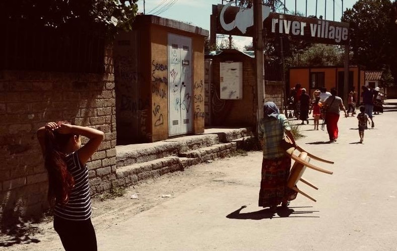 OAMENI ȘI BULDOZERE. Un veac de singurătate pentru Corabia, un ”genocid cultural” pentru romi. ”Sunt țigancă, vreau să mor țigancă” / VIDEO