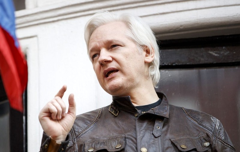 Fondatorului Wikileaks Julian Assange a fost somat să părăsească ambasada Ecuadorului din Londra. Ce spune președintele țării