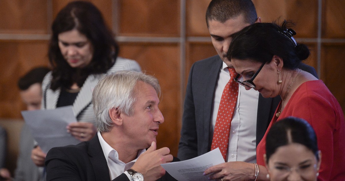 Sindicaliștii care lucrează în penitenciare îi acuză pe Birchall și Teodorovici că nu le plătesc toate drepturile salariale. Eugen Teodorovici, Ana Birchall și Sorina Pintea